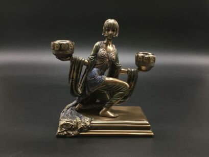 ŚWIECZNIK Z KLĘCZĄCĄ LADY VERONESE (WU74959A4)