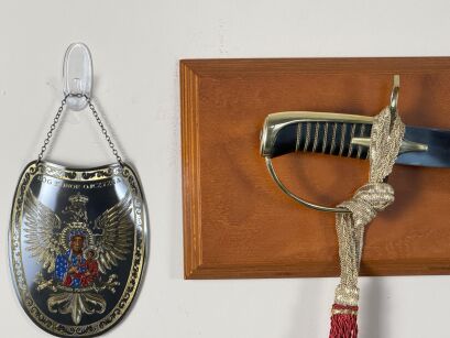 Offiziersschwert der polnischen Armee wz 1976 glatt auf dem dekorativen Brett