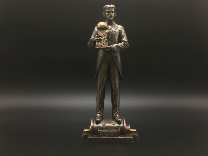 NIKOLA TESLA TRZYMAJĄCY MODEL WIEŻY VERONESE (WU76912A4)