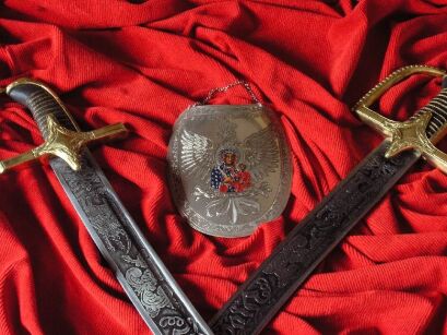 DEKORATIVES SILBER-Halsband mit Schwertern (R7)