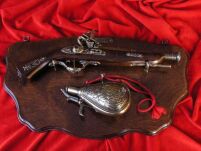 TABLO Z PISTOLETEM SKAŁKOWYM ORAZ PROCHOWNICĄ XVIIw (AG34/B1.01) - 2