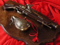 TABLO Z PISTOLETEM SKAŁKOWYM ORAZ PROCHOWNICĄ XVIIw (AG34/B1.01) - 3