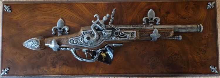 ORYGINALNY PISTOLET SKAŁKOWY PLUS DREWNIANE TABLO (K1095-51)