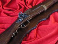Gewehr auf Holzplatte mit Steinschloss von 1732. (AG34 / FC3.01) - 3