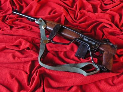 OKAZAŁY KARABIN M1A1 ZE SKŁADANĄ KOLBĄ + PAS - USA 1944 (1132/C)