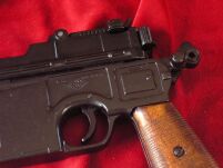 KULTOWY PISTOLET MAUSER C96 Z DREWNIANĄ RĘKOJEŚCIĄ (M-1024) - 2