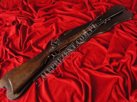 Gewehr mit Steinschloss aus dem Jahr 1732. MIT einem Holzbrett (AG34 / FC4.01)