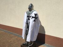 TEUTONISCHE RÜSTUNG MIT DEM SCHILD UND DEM SCHWERT J27 - 15