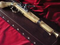 STARY PISTOLET SKAŁKOWY WRAZ Z DREWNIANĄ ZAWIESZKĄ (K1094-105M ) - 3