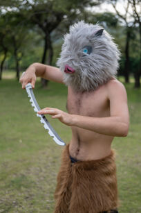 Miecz Wakizashi Krótka Katana Demon Slayer Inosuke Hashibira's Drewniany 77cm plus Stojak i Pas JT10659-W