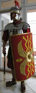 KOMPLETTES HISTORISCHES Bewaffnen eines römischen Legionärs