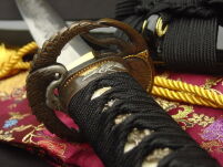 MIECZ SAMURAJSKI KATANA DO TRENINGU , STAL WYSOKOWĘGLOWA 1095 WARSTWOWANA RĘCZNIE KUTA, PIĘKNA TSUBA 8000 WARSTW + STOJAK R405 - 7