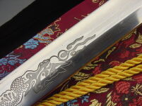 MIECZ SAMURAJSKI KATANA DO TRENINGU , STAL WYSOKOWĘGLOWA 1095 WARSTWOWANA RĘCZNIE KUTA, PIĘKNA TSUBA 8000 WARSTW + STOJAK R405 - 12