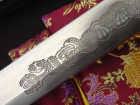 MIECZ SAMURAJSKI KATANA DO TRENINGU , STAL WYSOKOWĘGLOWA 1095 WARSTWOWANA RĘCZNIE KUTA, PIĘKNA TSUBA 8000 WARSTW + STOJAK R405 - 13