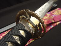 MIECZ SAMURAJSKI KATANA DO TRENINGU , STAL WYSOKOWĘGLOWA 1095 WARSTWOWANA RĘCZNIE KUTA, PIĘKNA TSUBA 8000 WARSTW + STOJAK R405 - 14