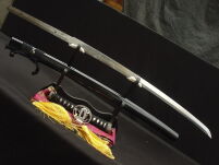 MIECZ SAMURAJSKI KATANA DO TRENINGU , STAL WYSOKOWĘGLOWA 1095 WARSTWOWANA RĘCZNIE KUTA, PIĘKNA TSUBA 8000 WARSTW + STOJAK R405 - 25