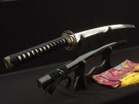 MIECZ SAMURAJSKI KATANA DO TRENINGU , STAL WYSOKOWĘGLOWA 1095 WARSTWOWANA RĘCZNIE KUTA, PIĘKNA TSUBA 8000 WARSTW + STOJAK R405 - 8