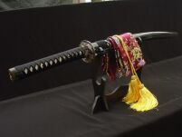 MIECZ SAMURAJSKI KATANA DO TRENINGU , STAL WYSOKOWĘGLOWA 1095 WARSTWOWANA RĘCZNIE KUTA, PIĘKNA TSUBA 8000 WARSTW + STOJAK R405 - 26