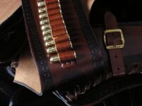 Ledergürtel mit Kugeln in einem Revolver (703) - 3