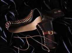 Ledergürtel mit Kugeln in einem Revolver (703)